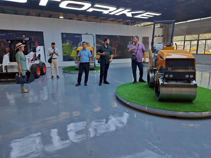 國外客戶來我廠參觀考察小型壓路機，并達成合作意向