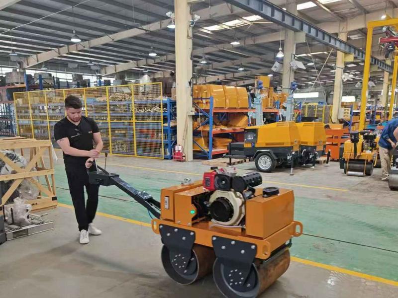 國外客戶來我廠參觀考察小型壓路機、移動照明車等產品