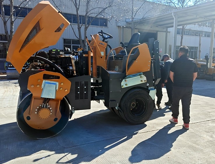 3月18日，哈薩克斯坦客戶來廠體驗(yàn)考察5噸膠輪壓路機(jī)