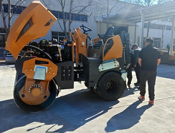 3月18日，哈薩克斯坦客戶來廠體驗考察5噸膠輪壓路機